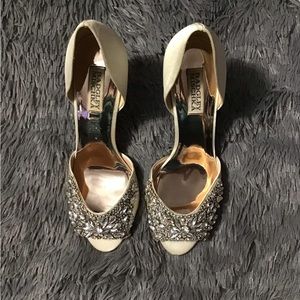 Badgley Mischka 8.5 Cream Satin Rhinestone Heels. *Scuffed